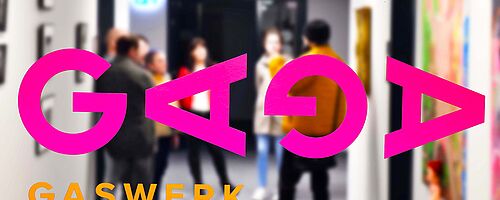 Personen stehen in einem Flur mit Gemälden an der Wand. Im Vordergrund ist das Banner "GAGA Gaswerk Gallery" zu sehen. Weiterverlinkung auf Gaswerk History, Art and Sound-Führung Newsartikel