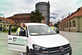 Zwei Personen steigen aus dem Kältemobil auf dem Gaswerksgelände
