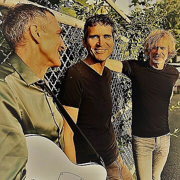 Drei Männer stehen vor einem Zaun - Cover von B-Bay Talkies