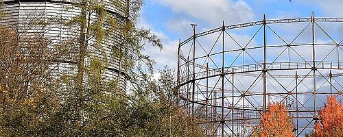 Bäume mit Herbstlaub vor dem Gaswerk. Weiterverlinkung auf Herbst am Gaswerk Newsartikel