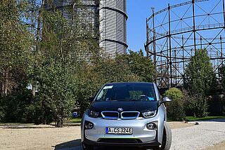 eFahrzeug vor dem Gaswerk