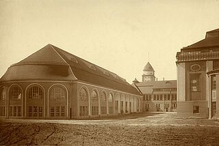 Außenansicht des Hauptgebäudes des historischen Gaswerks - Ein Klick auf das Bild führt zur vergrößerten Fotoansicht.