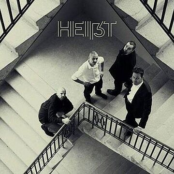 Vier Männer stehen in einem Treppenhaus - Cover von heißt