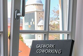 Gaswork Coworking Raum mit Fensterblick auf das Gaswerk