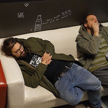 Zwei Männer sitzen auf einer Couch - Cover von Tortuga