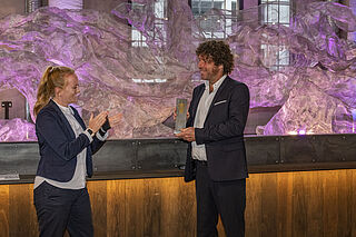 Zwei Personen bei der Verleihung 