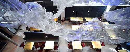 Von oben fotografiert. Das neue Ofenhaus auf dem Gaswerk Augsburg. - Ein Klick auf das Bild führt zur vergrößerten Fotoansicht. Weiterverlinkung auf Kunst im Ofenhaus Newsartikel