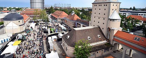 Luftaufnahme von Menschen auf dem Gaswerksgelände Weiterverlinkung auf swa Kulturzentrum Newsartikel