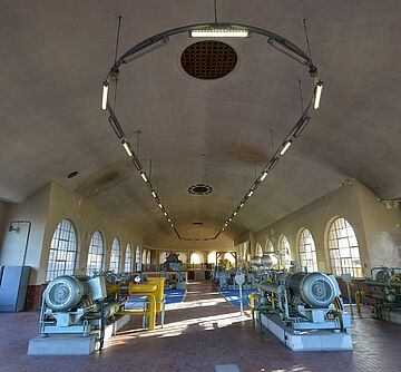 Apparatehaus mit Maschinen wie Verdichtermaschinen, Gaszähler und Schieber.