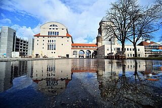 Große Wasserfläche vor einem Gebäude auf dem Gaswerk