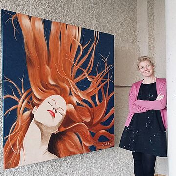 Frau mit überschränkten Armen steht neben einem Gemälde einer Frau - Cover von Denise Clark