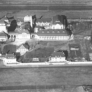 Luftbild des Gaswerksgelände mit Gaskessel aus dem Jahr 1920. Weiterverlinkung auf Geschichte des Gaswerks Seite