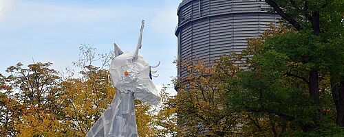 Rehskulptur vor dem Gaskessel im Gaswerk. Weiterverlinkung auf Müll Reh Newsartikel