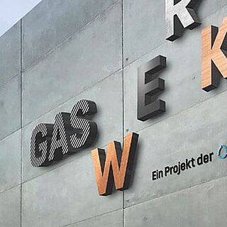 Gaswerk Logo auf Gebäude. Weiterverlinkung auf Gaswerk Kontaktseite