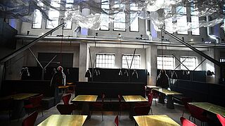 Tische mit Stühlen im Ofenhaus im Gaswerk