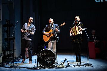 Band spielt auf der Bühne