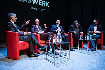 Fünf Männer beim Interview auf der Brechtbühne